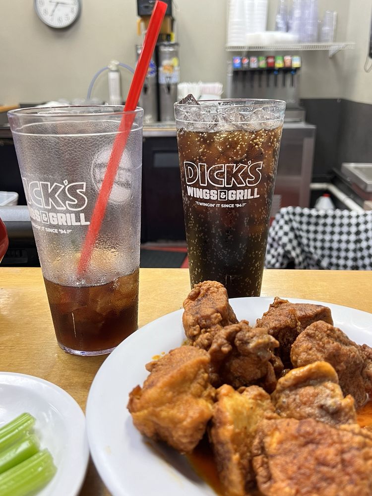 Dick's Wings & Grill Logo