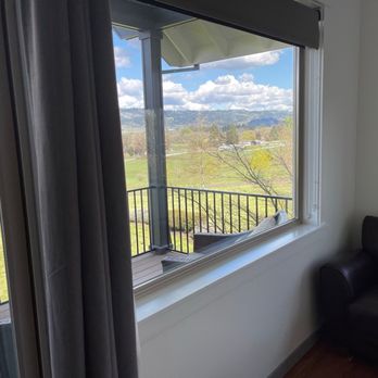 The Setting Inn Willamette Valley - Inside Room View (plenty of windows) - Hotels Near Me - Newberg, Oregon