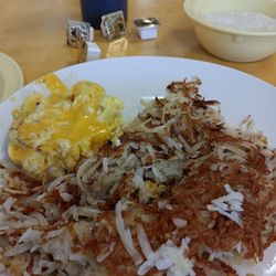 Poppy's Top Dog - Cheese eggs shredded hash browns and grits