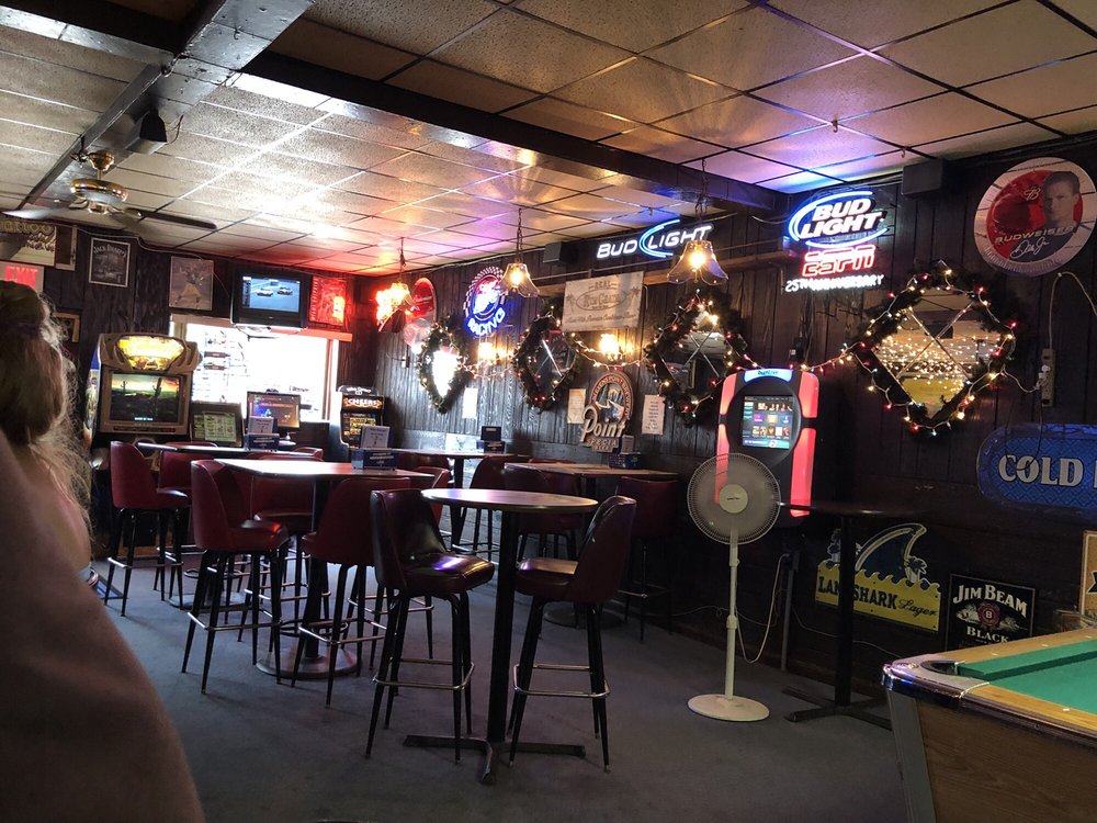 WHO CARES BAR & GRILL Updated September 2024 305 Main St