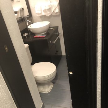 Capitol Hill Hotel - Bathroom with "sliding" door that stuck - Hotels Near Me - Washington, DC, District of Columbia Capitol Hill Hotel - Bathroom with "sliding" door that stuck - Hotels Near Me - Washington, DC, District of Columbia