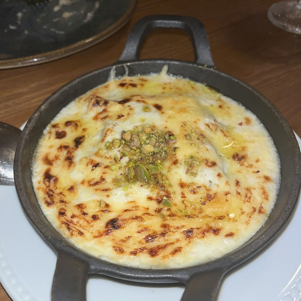 Vic Braseria - Canelones de pularda gratinados con crujiente de pistachos - Brasseries Near Me - Barcelona, B Vic Braseria - Canelones de pularda gratinados con crujiente de pistachos - Brasseries Near Me - Barcelona, B