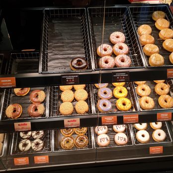 Dunkin’ Donuts - Auslage - Donuts Near Me - Regensburg, BY