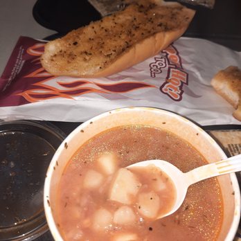 Johnny's Reef Restaurant - Manhattan clam chowder and garlic bread in back round - Seafood Near Me - Bronx, New York