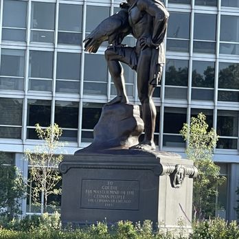 Lincoln Park - Goethe statue. - Parks Near Me - Chicago, Illinois
