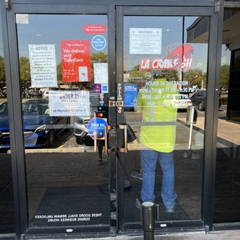 LA Crawfish - a worker entering a store - Vietnamese Near Me - Houston, Texas LA Crawfish - a worker entering a store - Vietnamese Near Me - Houston, Texas