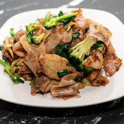 KH Pho And Grill - Pad See Ew chicken