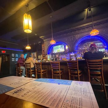BLUE DOG TAVERN - Updated June 2025 - 231 Photos & 220 Reviews - 638