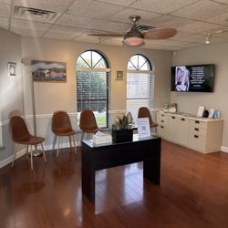 Morris Chiropractic - Our waiting room, where patients check in for care for back & neck pain, disc issues, headaches, care for auto accidents and sports injuries