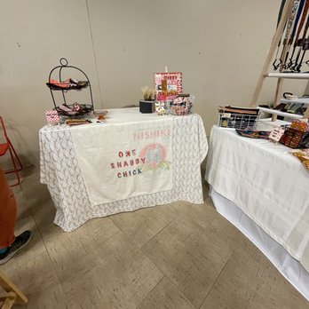 Art + Flea - Can't believe she's here! - Flea Markets Near Me - Honolulu, Hawaii Art + Flea - Can't believe she's here! - Flea Markets Near Me - Honolulu, Hawaii