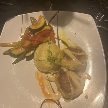 Amber Lantern Restaurant - Super Lump Crab Cake with mashed potatoes and veggies - Seafood Near Me - Chesapeake, Virginia