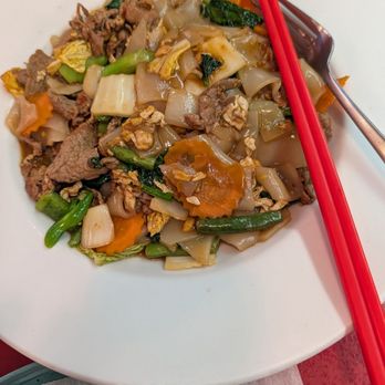 Nikkis Banh Mi - Drunken noodles with beef - Pizza Near Me - Portsmouth, New Hampshire