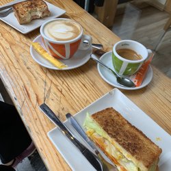 The Beetle - café y café con leche... vegan avocado sandwich and  one with egg and ham!