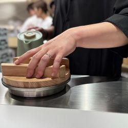 香港國際機場 - Pouring the broth