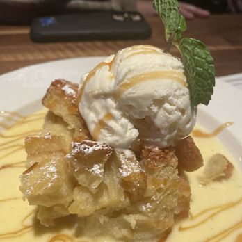 Yard House - Bread Pudding with Cr-me Anglaise - New American Near Me - Henderson, Nevada