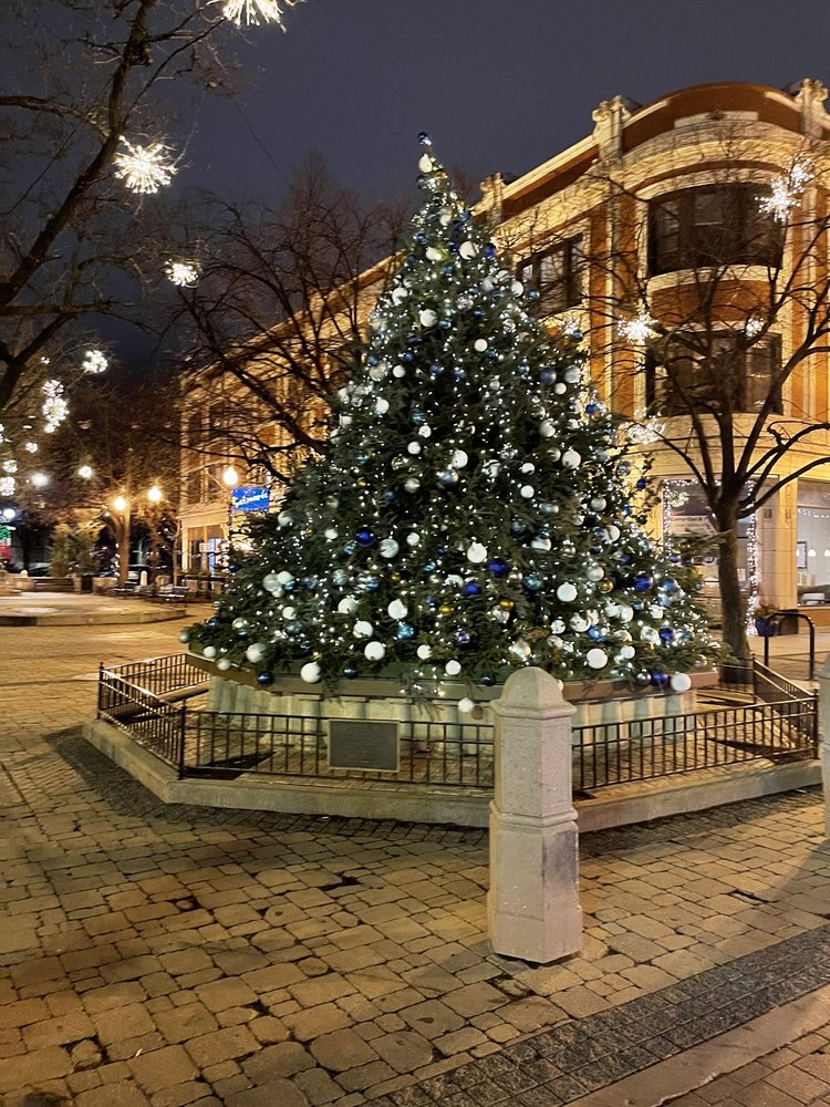 GIDDINGS PLAZA Updated September 2024 Giddings And Lincoln Aves