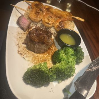 LongHorn Steakhouse - La carne se ordenó médium y llegó médium yay! Great chef hoy! - Steakhouses Near Me - Austin, Texas