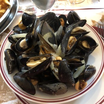 Le Consulat - Mussels 13€ with fries - French Near Me - Paris, 75