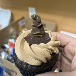 Erica's Frosting Frenzy Bakery - The coolest dang sorting hat cupcakes ever! With Face & Gold dust!