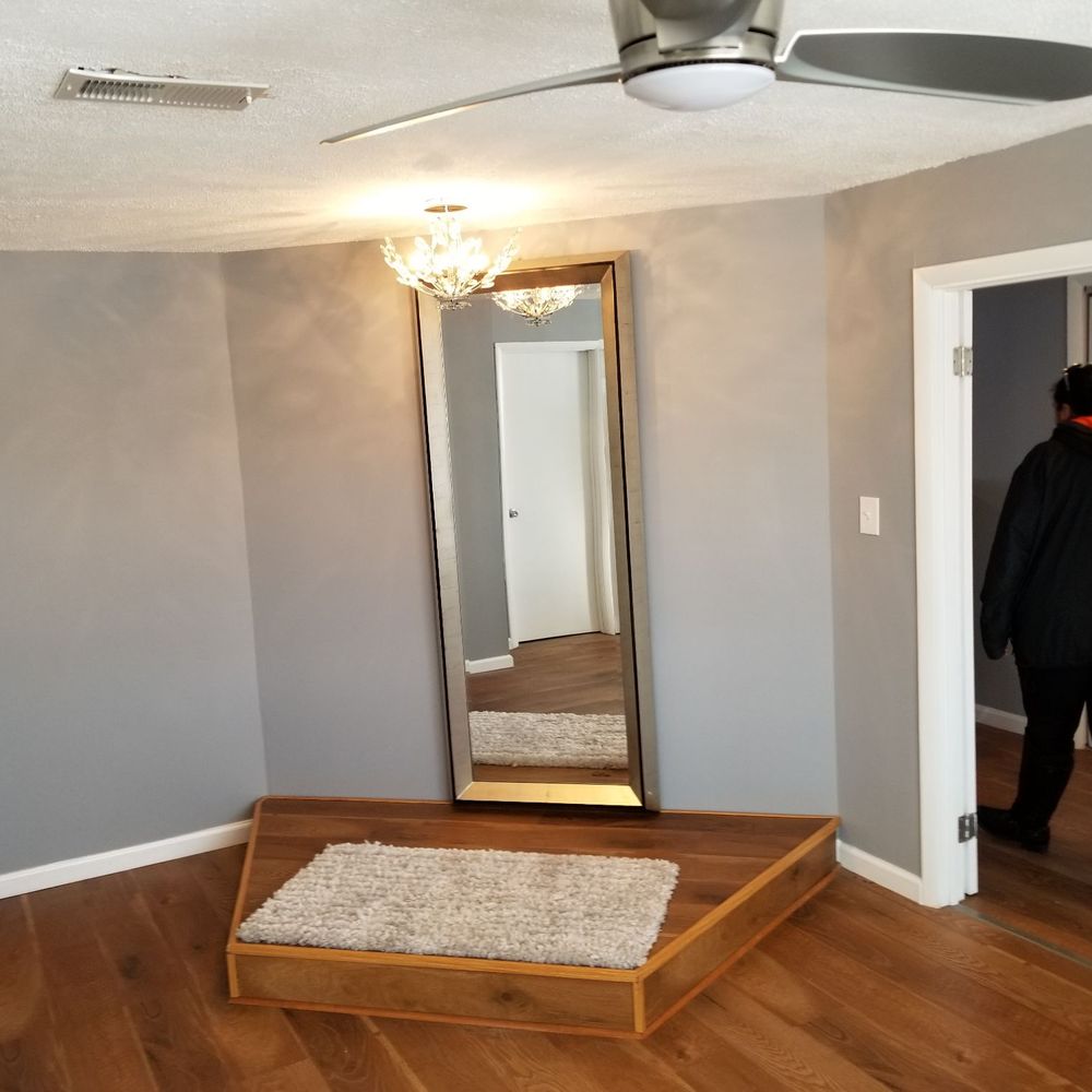 Anchor Inn - Dressing room for bridesmaids in the upstairs suite - Venues & Event Spaces Near Me - Pasadena, Maryland