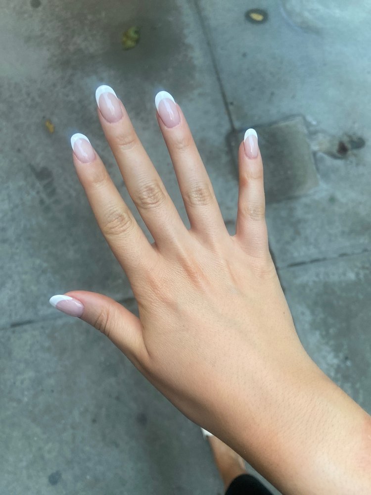 Tres Bien Nail & Beauty Salon Logo