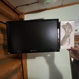 Such a small TV. Kleenex box on right for size reference. Such a small TV. Kleenex box on right for size reference.