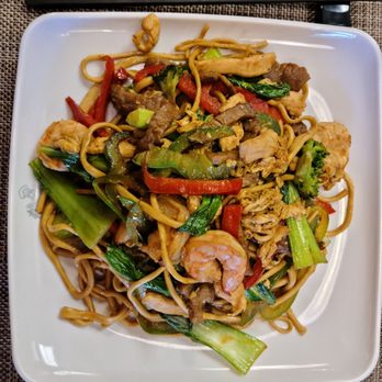 Kung Fu Noodle - 3 meat combo round Noodle plate with vegetables - Chinese Near Me - San Angelo, Texas