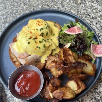 Earls Kitchen + Bar - Classic Benedict - New American Near Me - Somerville, Massachusetts Earls Kitchen + Bar - Classic Benedict - New American Near Me - Somerville, Massachusetts