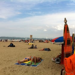 Plage de Trouville - La plage de Trouville - ses baigneurs et ses parasols, Août 2015