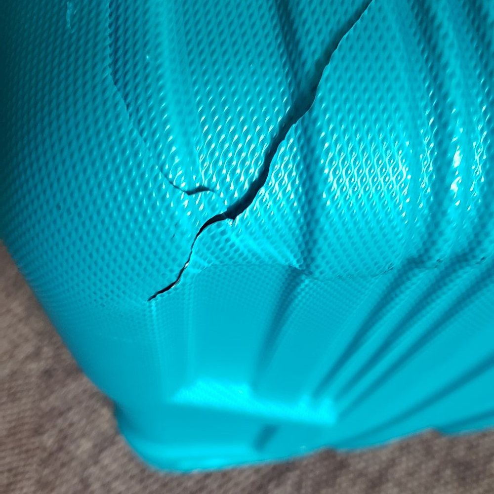 American Airlines - Cracked hard shell suitcase. - Airlines Near Me - Boise, Idaho