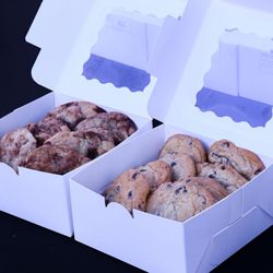 Snickerdoodle(left) and Chocolate Chip Cookies(right)