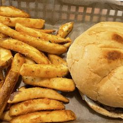 Wiley’s Cove Hideaway - Hamburger w tasty Fries
