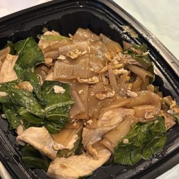 41. Pad See-Iew (chicken) 41. Pad See-Iew (chicken)