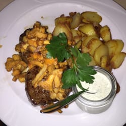 Burg Horneck - Rumpfsteak mit Pfifferlingen, Bratkartoffeln und Frankfurter grüner Soße