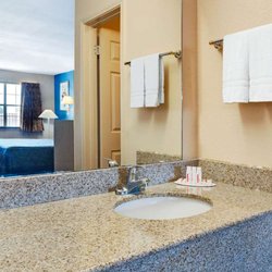Super 8 By Wyndham Terrell - Guest room bath