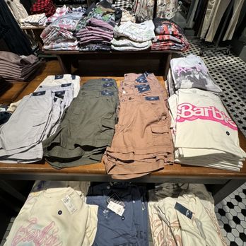 Hollister - Men's Clothing Near Me - Honolulu, Hawaii Hollister - Men's Clothing Near Me - Honolulu, Hawaii
