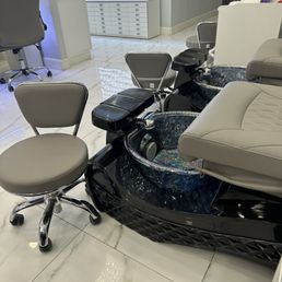Check out this pedicure chair with Bling bowls. Check out this pedicure chair with Bling bowls.