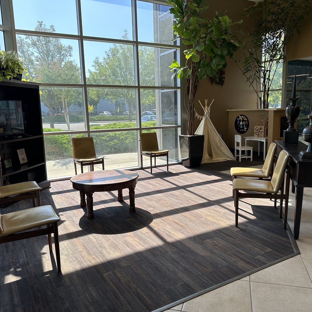 Kniesel's Collision - Natomas - Waiting area - Body Shops Near Me - Sacramento, California Kniesel's Collision - Natomas - Waiting area - Body Shops Near Me - Sacramento, California