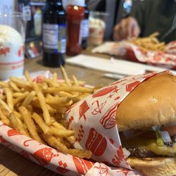 Li'l Woody's - Cheeseburgers