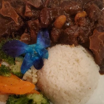 CZEN Restaurant Brooklyn - Saki Oxtail with white rice and mixed vegetables - Caribbean Near Me - Brooklyn, New York CZEN Restaurant Brooklyn - Saki Oxtail with white rice and mixed vegetables - Caribbean Near Me - Brooklyn, New York