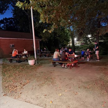 Cindy's Soft Serve - Outside eating area - Ice Cream & Frozen Yogurt Near Me - Elkridge, Maryland
