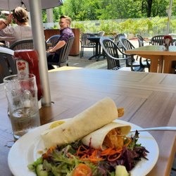 Le Pub universitaire - Lunch on lively patio...so busy!!!
