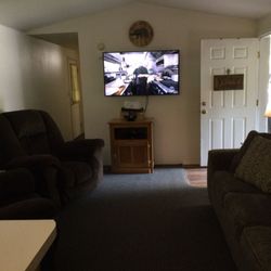 Redcrest Resort - Living room with cozy seating for everyone to be comfortable