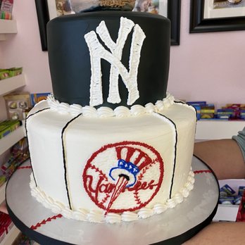 Olivera's Cake Gallery - New York Yankees birthday cake - Custom Cakes Near Me - Hemet, California