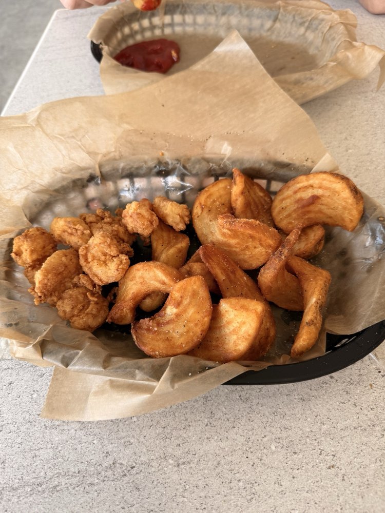 Social spots from Mandez's Seafood Bar & Grill