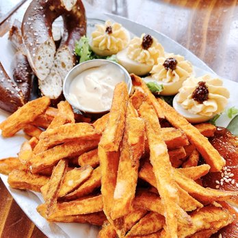 Beardslee Public House - Sampler appetizer! (Sub onion rings for sweet potato fries) - Breweries Near Me - Bothell, Washington