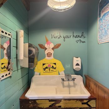 Scoop Deck - Ice Cream & Frozen Yogurt Near Me - Wells, Maine