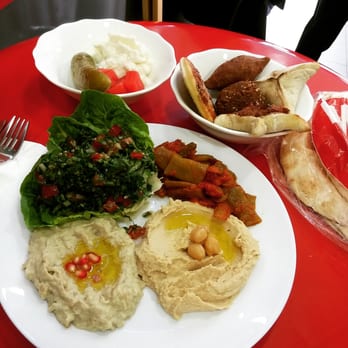 Zaatar Liban - La grande assiette, en haut à gauche la crème d'ail avec pickles, 5 pièces en haut à droite dont le falafel, et l'assiette taboulé, houmous - Lebanese Near Me - Montreuil, 93