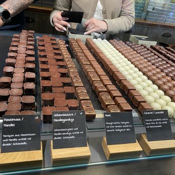 Max Chocolatier - Preparing my box of chocolates - Chocolatiers & Shops Near Me - Luzern, LU