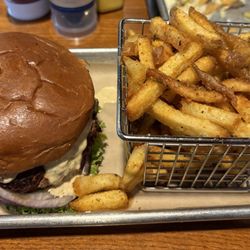 Falcon's Nest - Classic Burger